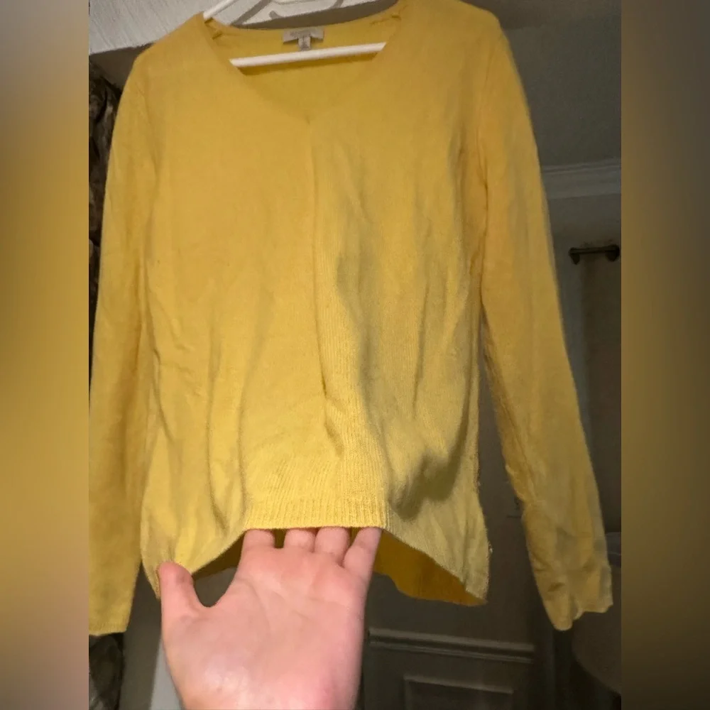 Madison $259 100%Cashmere V-Neck Sweater Size L Yellow V-Neck Knit - Picture 8 of 9